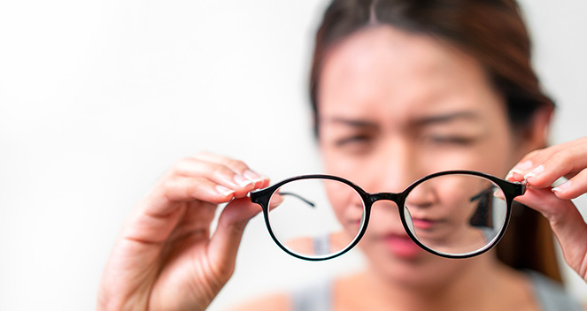 Mujer con astigmatismo