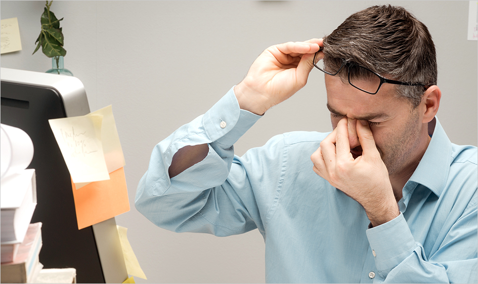 Hombre tocándose los lagrimales de los ojos por conjuntivitis.