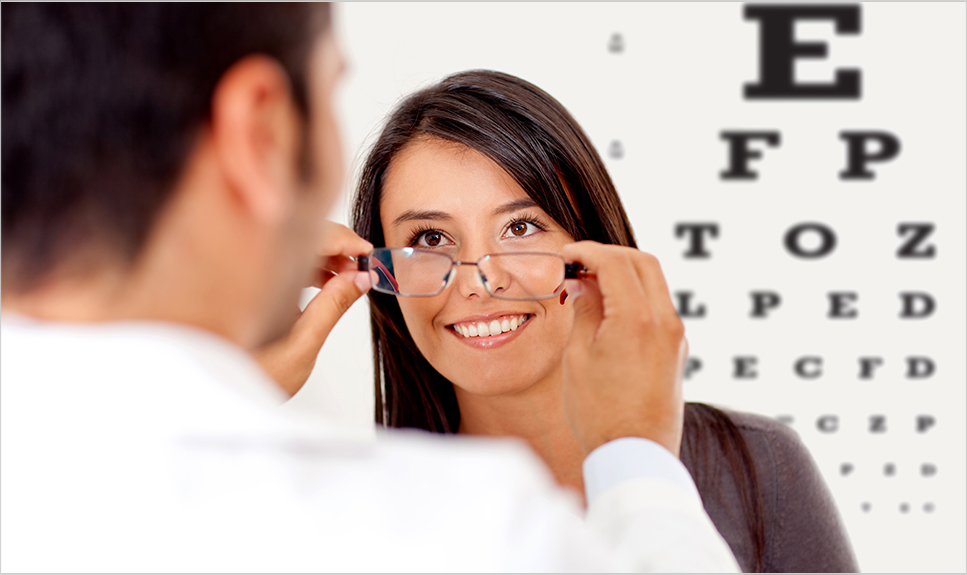 Mujer probándose unos lentes con el oftalmólogo.