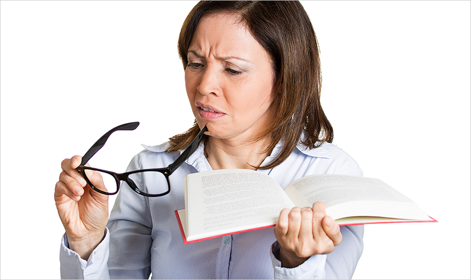Mujer tratando de leer.