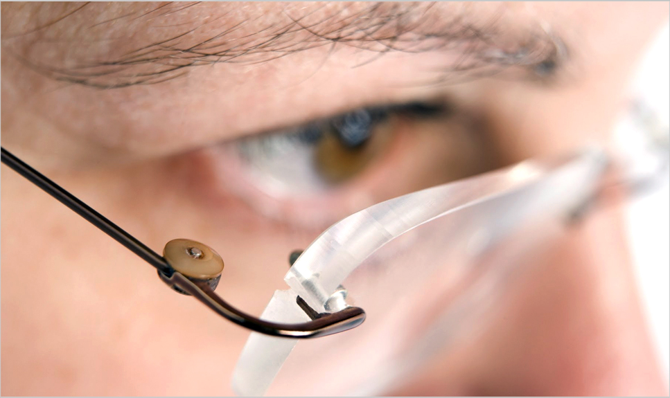 Acercamiento de un ojo con lentes.