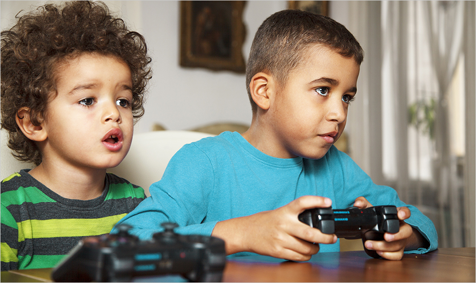 Niños jugando video juegos.