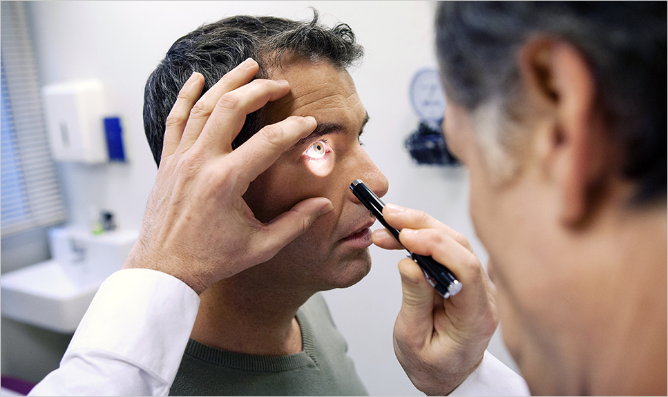 Doctor revisando a paciente.
