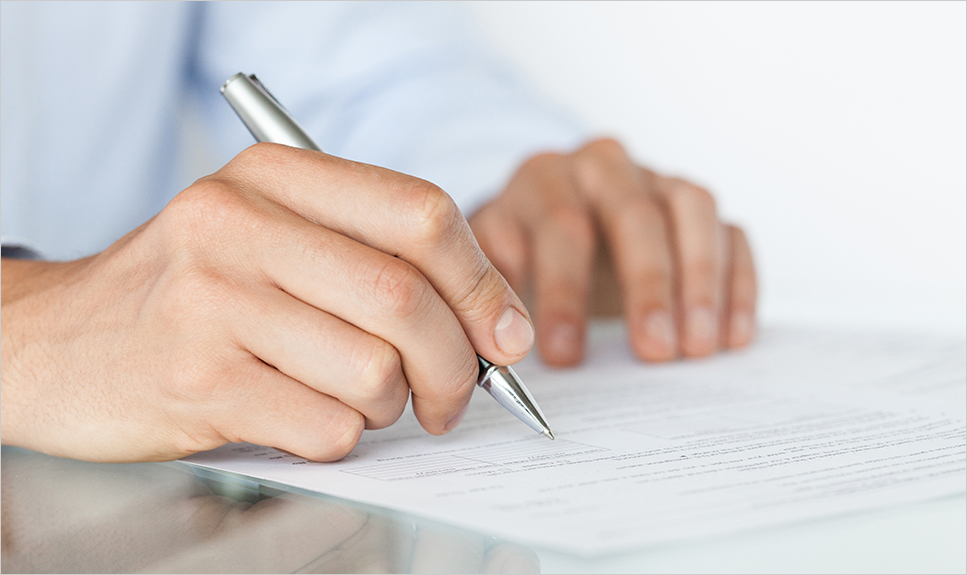 Hombre firmando documento para donar órganos.