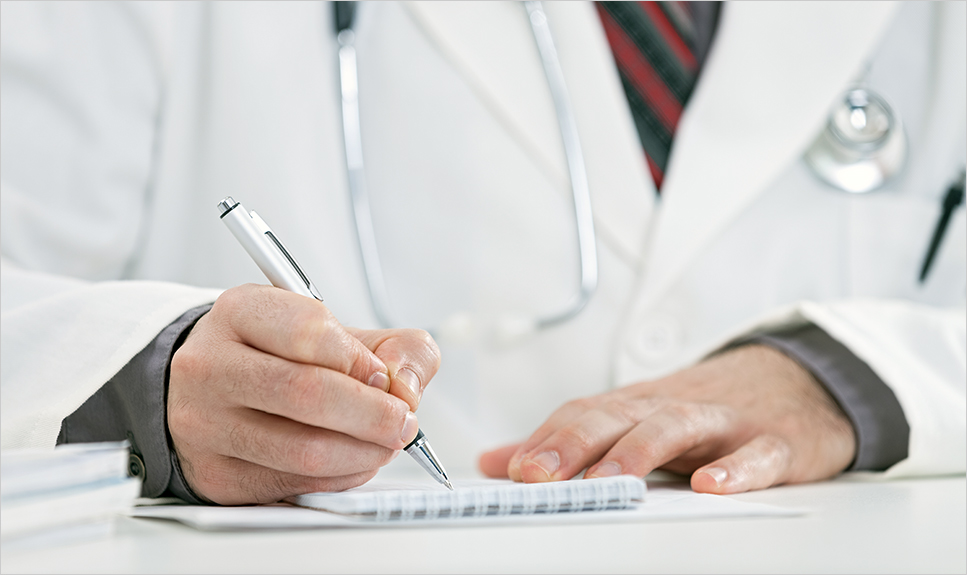 Doctor escribiendo una receta médica.